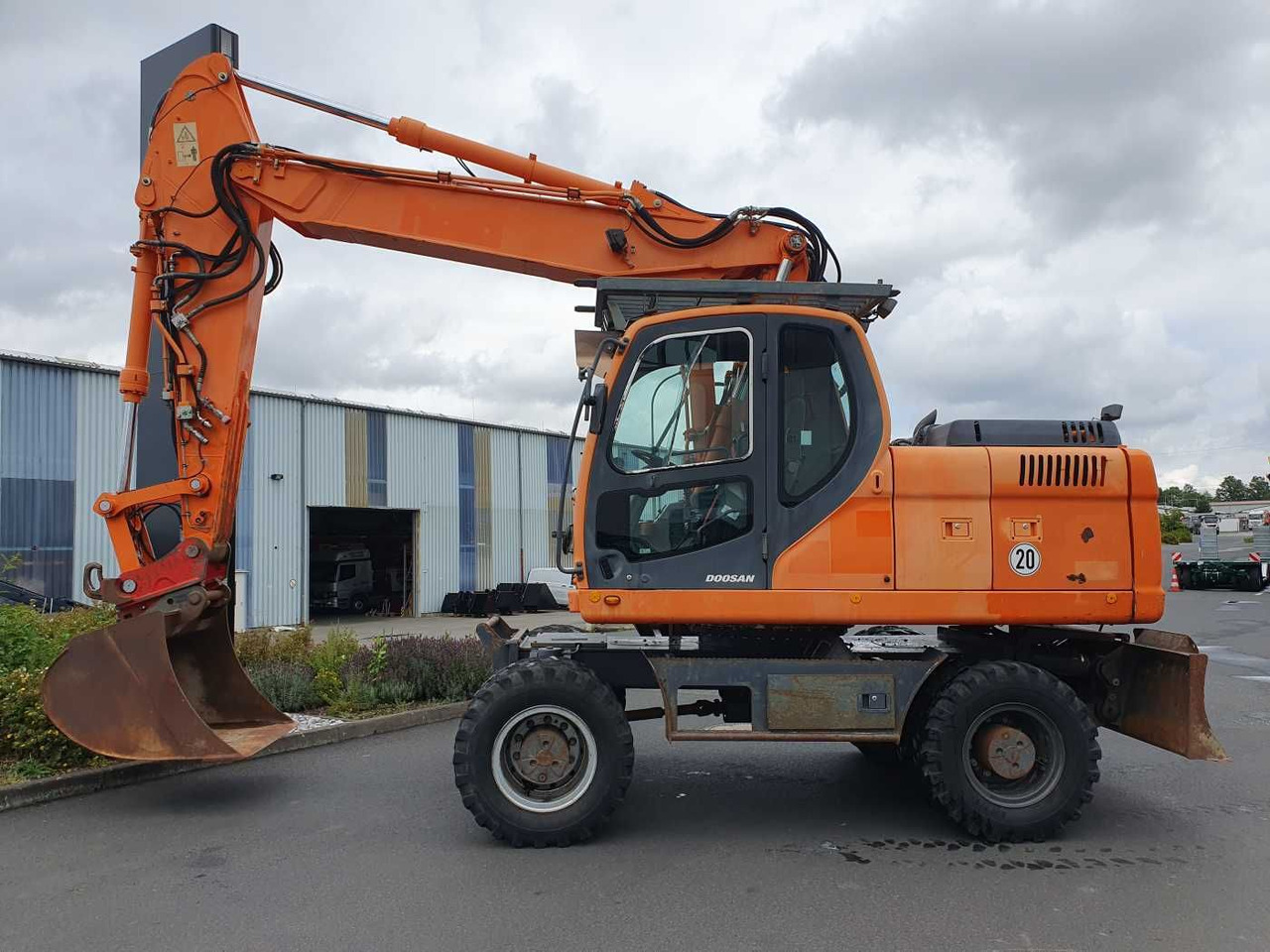 Doosan DX190W / 2008 / 12.349h / 1x Tieflöffel - Wheel excavator: picture 3 Doosan DX190W / 2008 / 12.349h / 1x Tieflöffel - Wheel excavator: picture 3