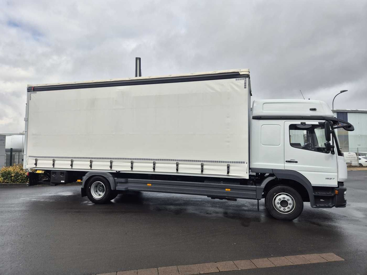 Mercedes-Benz Atego 1527 L L-Haus LBW Palfinger 1.500kg 2 Bett - Curtainsider truck: picture 4 Mercedes-Benz Atego 1527 L L-Haus LBW Palfinger 1.500kg 2 Bett - Curtainsider truck: picture 4