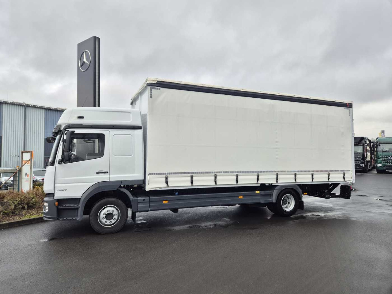 Mercedes-Benz Atego 1527 L L-Haus LBW Palfinger 1.500kg 2 Bett - Curtainsider truck: picture 3 Mercedes-Benz Atego 1527 L L-Haus LBW Palfinger 1.500kg 2 Bett - Curtainsider truck: picture 3