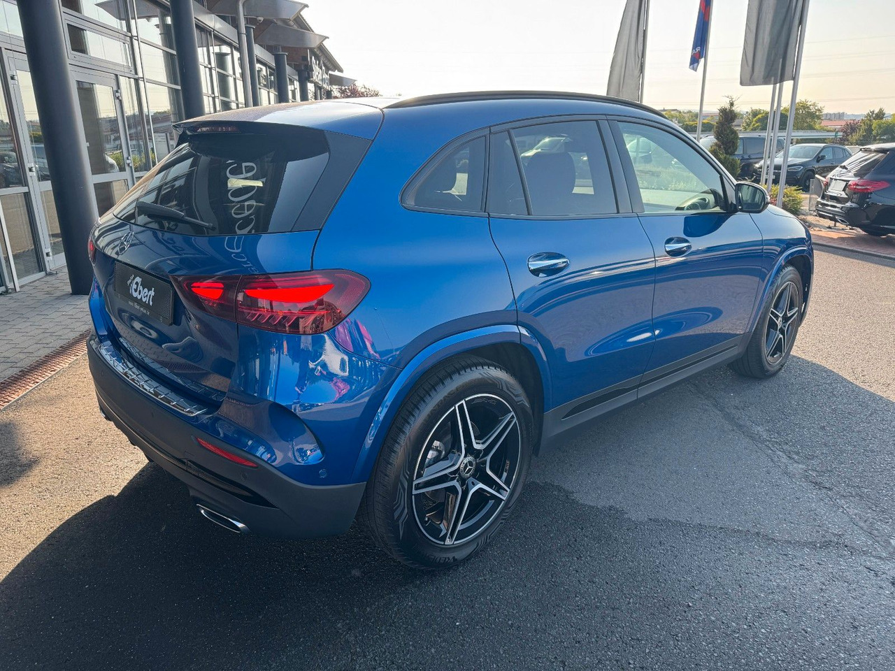 Mercedes-Benz GLA 200 AMG+PANO+DistrPlus+RFK+Night - SUV: picture 4 Mercedes-Benz GLA 200 AMG+PANO+DistrPlus+RFK+Night - SUV: picture 4