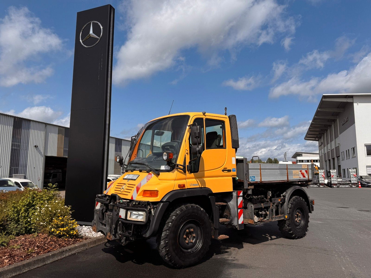 Mercedes-Benz Unimog U300 4x4 Vario-Pilot - Flatbed van: picture 1 Mercedes-Benz Unimog U300 4x4 Vario-Pilot - Flatbed van: picture 1