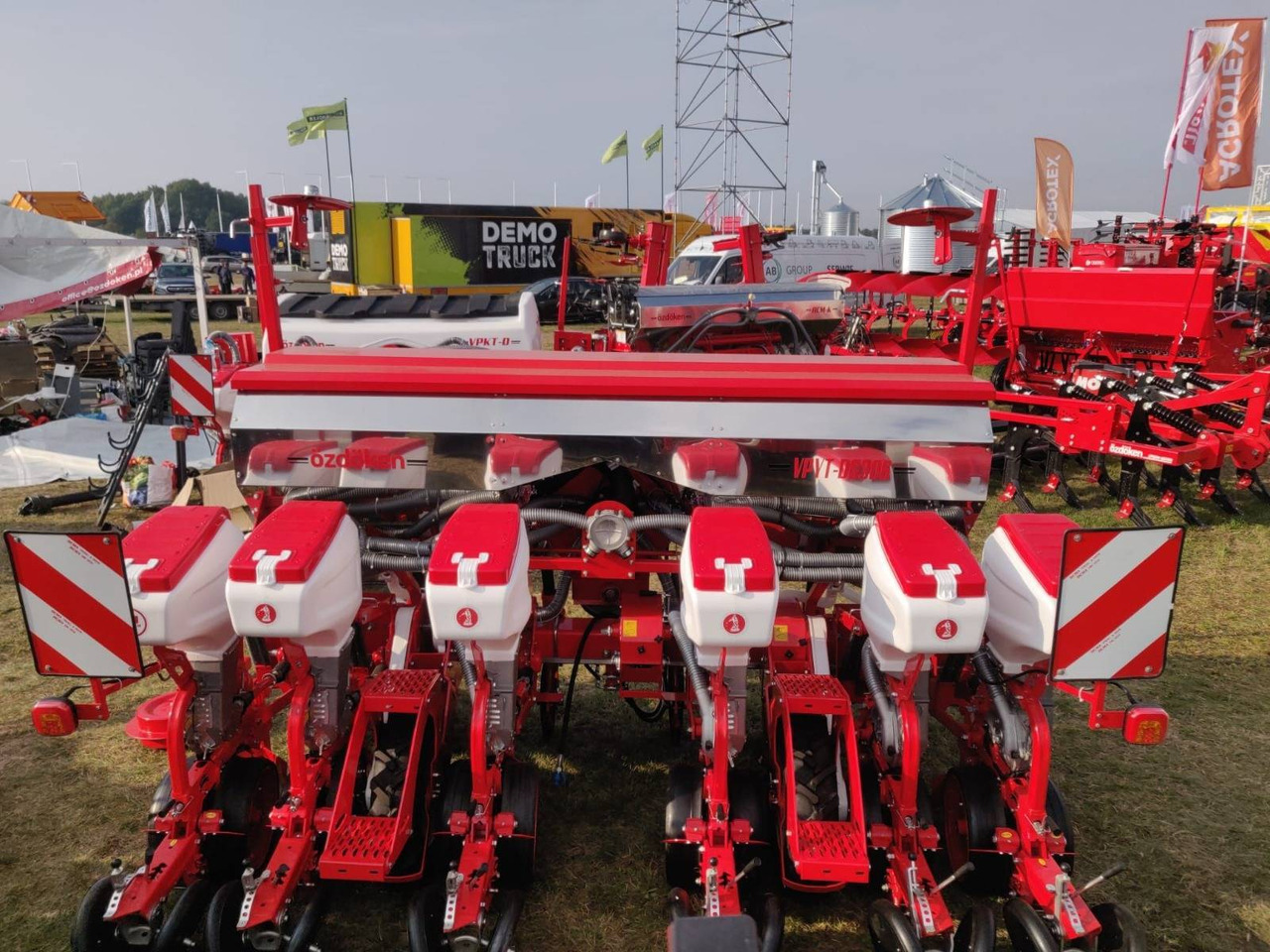 6-row maize seeder VPYT-DG306 on a semi-telescopic frame with deep fertilization - Precision sowing machine: picture 1 6-row maize seeder VPYT-DG306 on a semi-telescopic frame with deep fertilization - Precision sowing machine: picture 1
