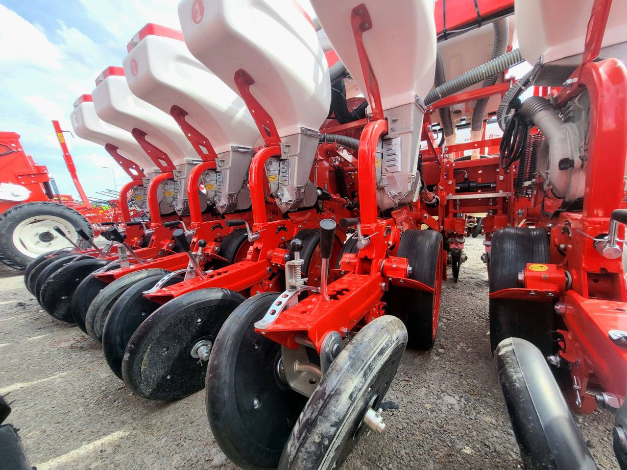 Ozdoken six-row pneumatic precision seeder, VPKT-DG6, PVC fertiliser tank - on stock - Precision sowing machine: picture 5 Ozdoken six-row pneumatic precision seeder, VPKT-DG6, PVC fertiliser tank - on stock - Precision sowing machine: picture 5