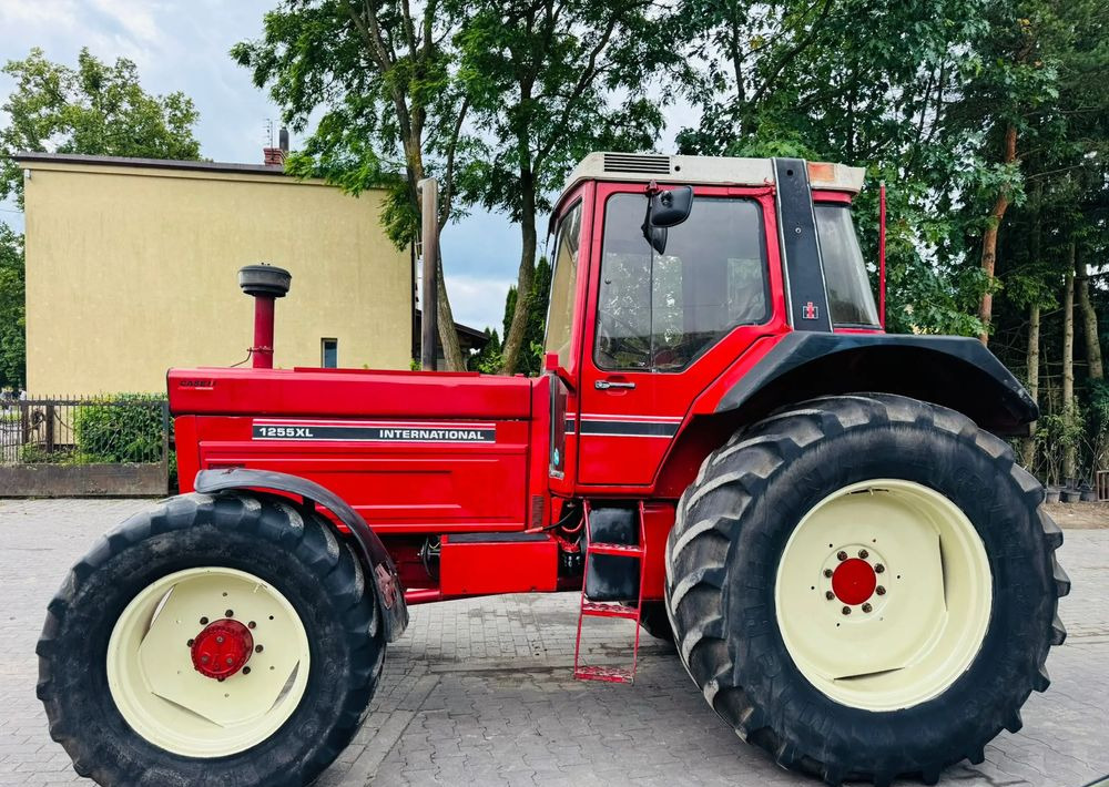 Case IH 1255 XL - Farm tractor: picture 3 Case IH 1255 XL - Farm tractor: picture 3