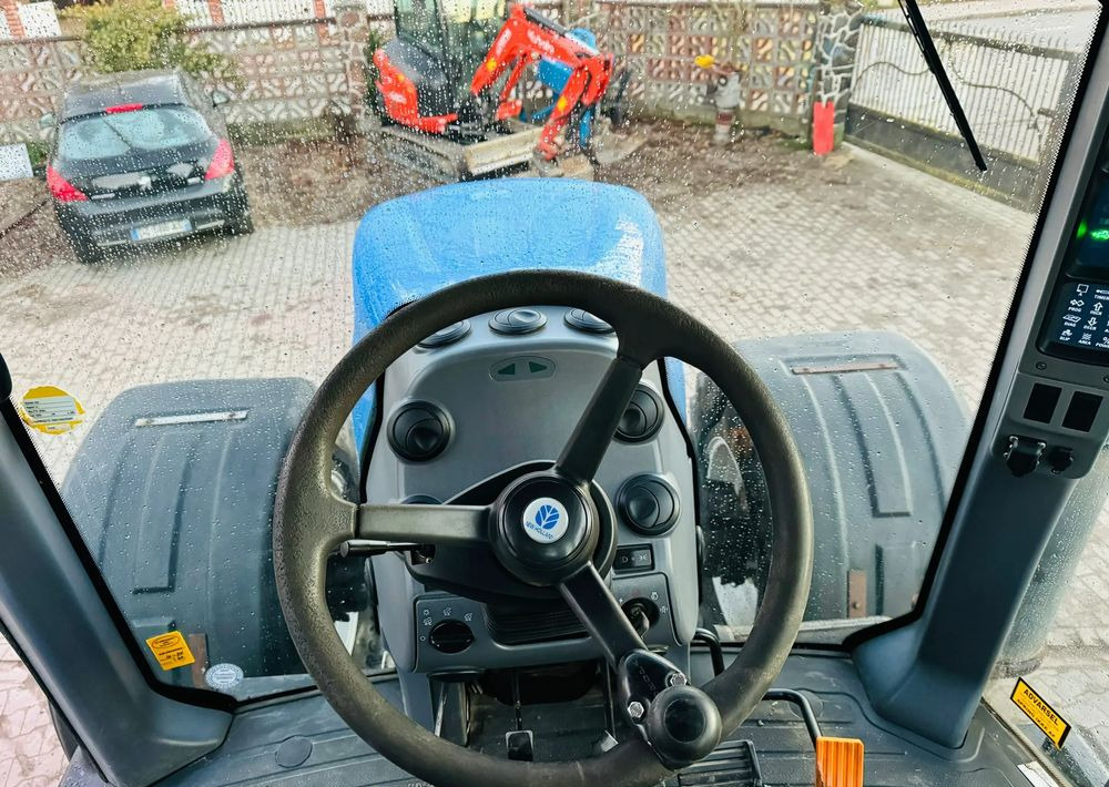 Farm tractor New Holland T8040: picture 9