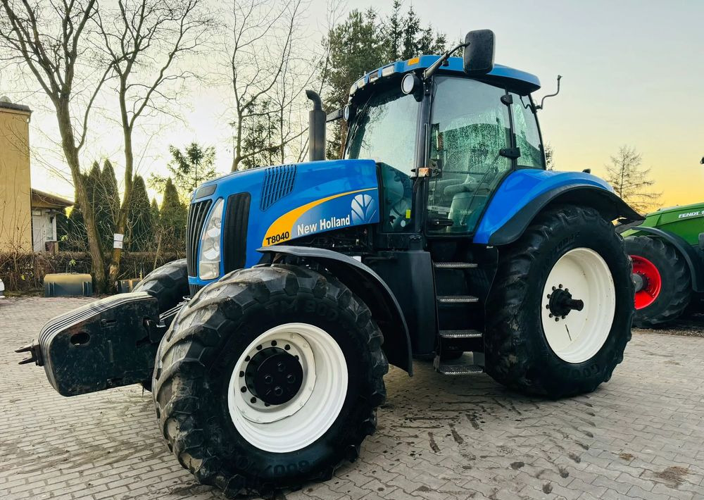 New Holland T8040 - Farm tractor: picture 5 New Holland T8040 - Farm tractor: picture 5