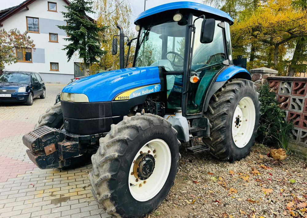 New Holland TD5050 - Farm tractor: picture 2 New Holland TD5050 - Farm tractor: picture 2