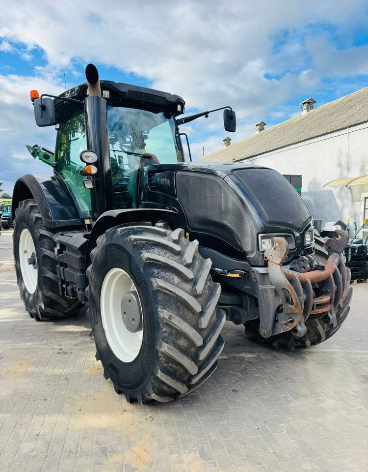Valtra S233 - Farm tractor: picture 1 Valtra S233 - Farm tractor: picture 1