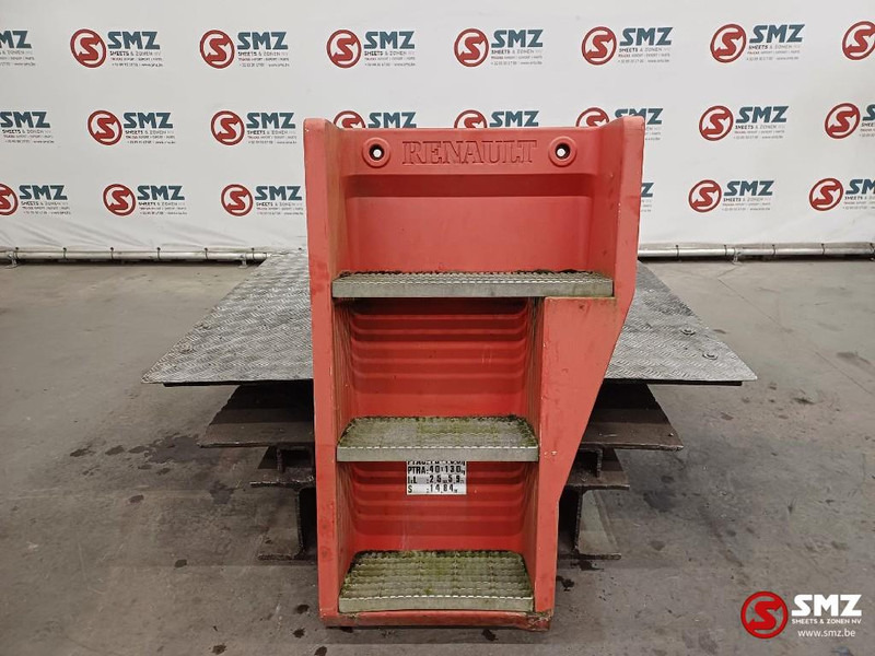 Renault Occ opstapbak rechts Renault - Cab and interior for Truck: picture 1 Renault Occ opstapbak rechts Renault - Cab and interior for Truck: picture 1