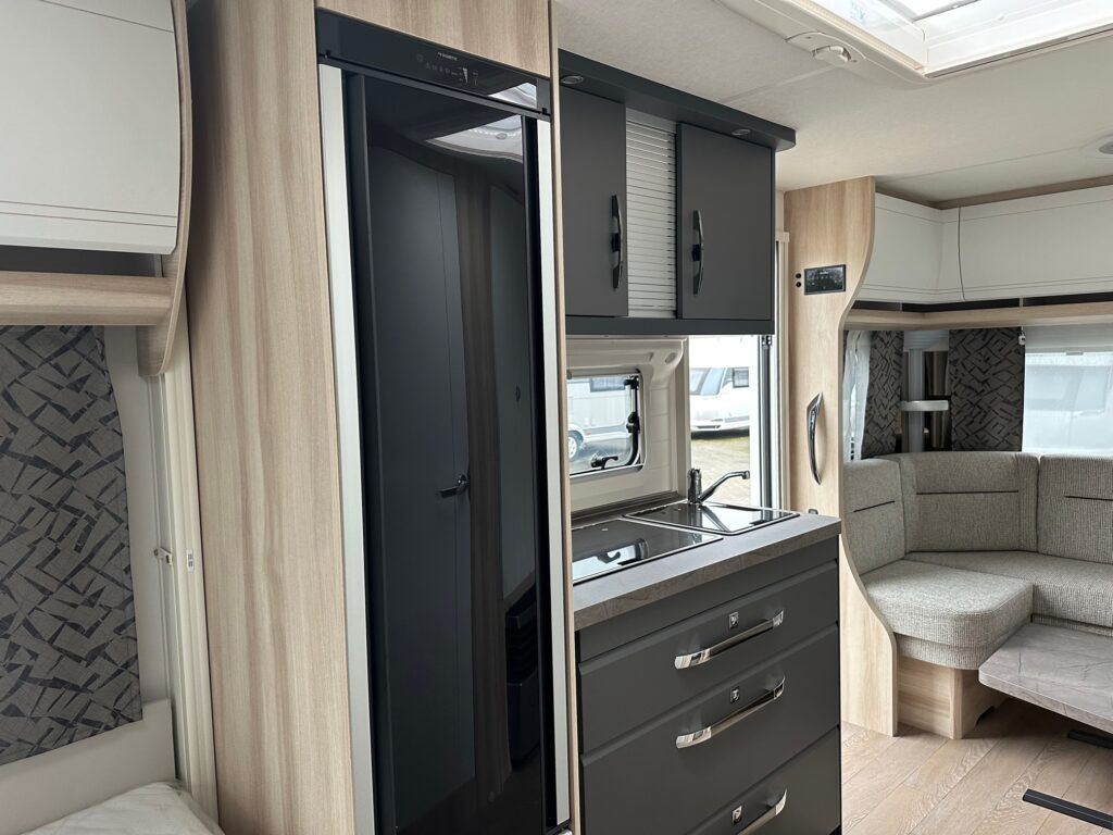 New Caravan DE LUXE 495 UL 2024: picture 8