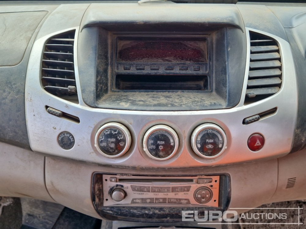 Pickup truck 2012 Mitsubishi L200: picture 31
