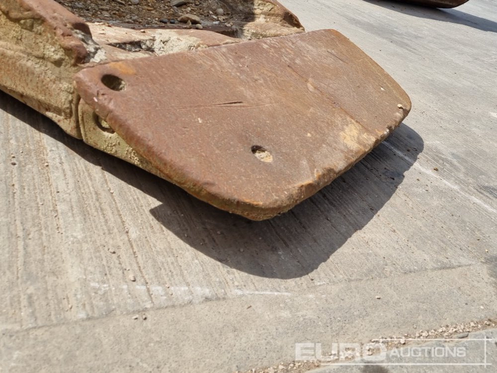 Bucket 30" Scoop Bucket 90mm Pin to suit 30 Ton Excavator: picture 8