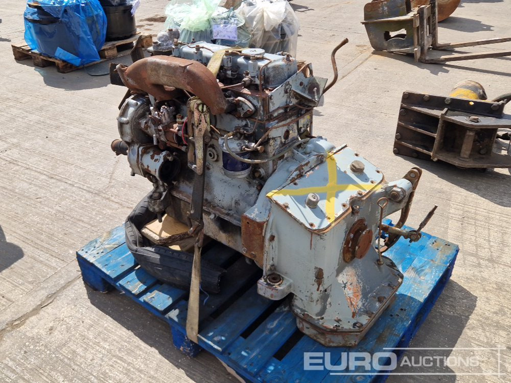 4 Cylinder Engine, Pump - Engine: picture 3 4 Cylinder Engine, Pump - Engine: picture 3