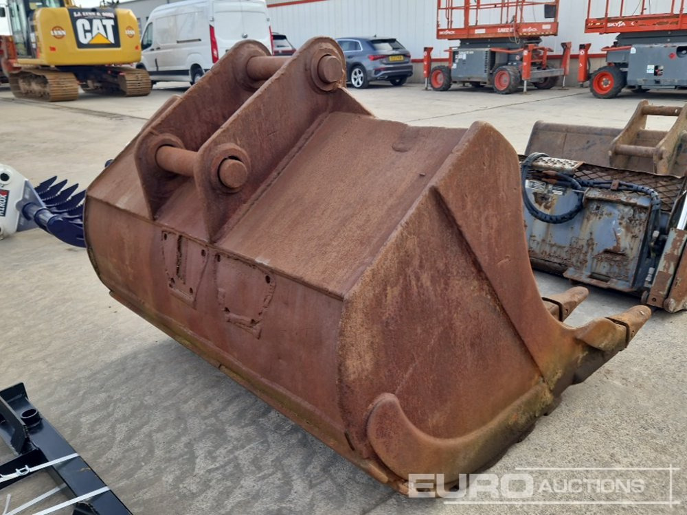68" Digging Bucket 80mm Pin to suit 20 Ton Excavator - Bucket: picture 3 68" Digging Bucket 80mm Pin to suit 20 Ton Excavator - Bucket: picture 3