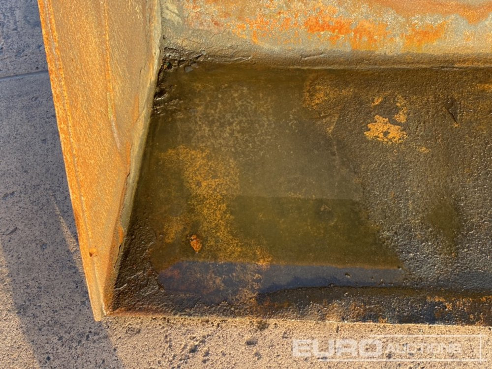 80" Front Loading Bucket to suit Manitou Telehandler - Bucket: picture 5 80" Front Loading Bucket to suit Manitou Telehandler - Bucket: picture 5