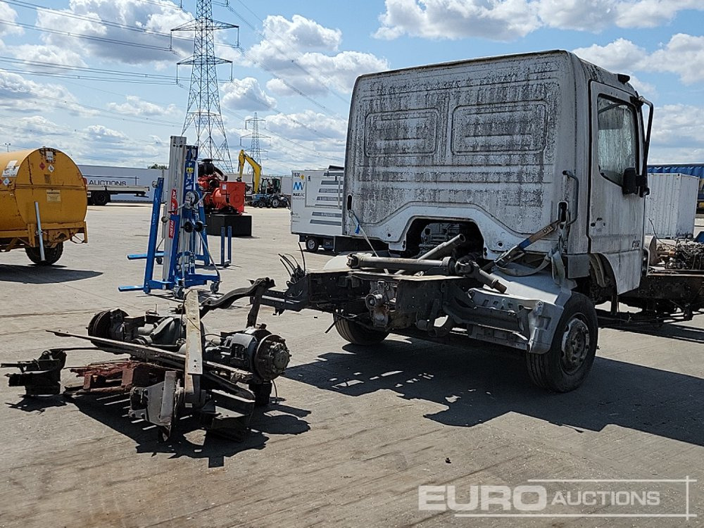 Chassis Cab Cut Off, Pallet of Spare Parts - Cab for Truck: picture 5 Chassis Cab Cut Off, Pallet of Spare Parts - Cab for Truck: picture 5
