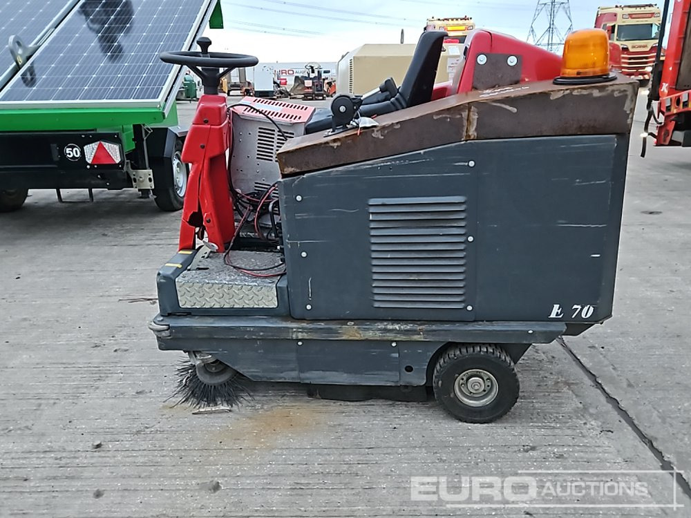 Electric Ride on Floor Sweeper, Charger - Golf cart: picture 2 Electric Ride on Floor Sweeper, Charger - Golf cart: picture 2