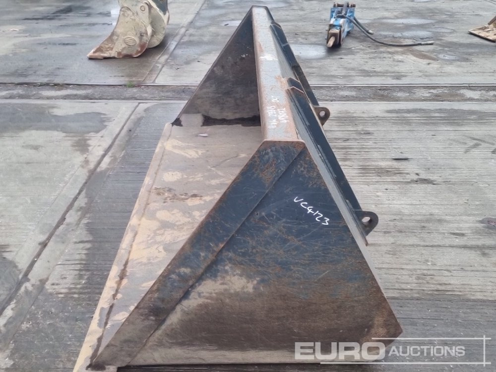 94" Loading Bucket to suit Claas Telehandler - Material handling equipment: picture 2 94" Loading Bucket to suit Claas Telehandler - Material handling equipment: picture 2