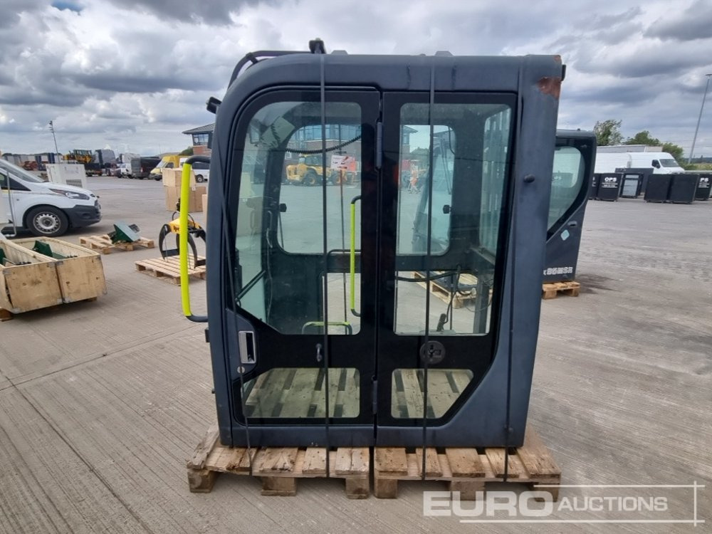 2021 Cab to suit Yanmar Excavator (Damaged) - Spare parts: picture 2 2021 Cab to suit Yanmar Excavator (Damaged) - Spare parts: picture 2
