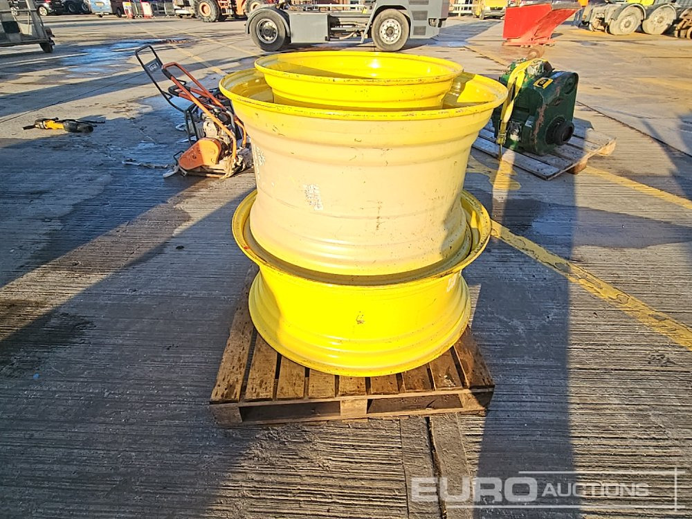 Pallet of Tractor Rims (2 of) - Spare parts: picture 4 Pallet of Tractor Rims (2 of) - Spare parts: picture 4
