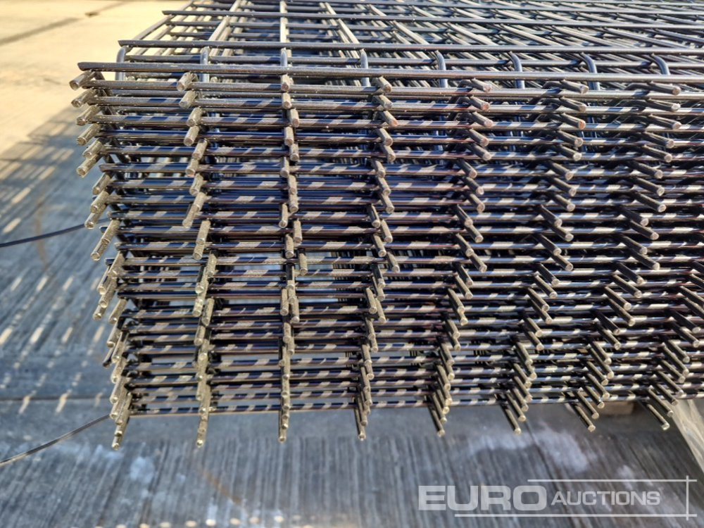Construction equipment Unused Galvanised & Powder Coated Heavy Duty (5mm) Wire Mesh Fencing, 25 x H2.4m x W2.2m Panels, 26 x 60mm x 60mm x3m Posts, with Fittings (Black): picture 12 Construction equipment Unused Galvanised & Powder Coated Heavy Duty (5mm) Wire Mesh Fencing, 25 x H2.4m x W2.2m Panels, 26 x 60mm x 60mm x3m Posts, with Fittings (Black): picture 12