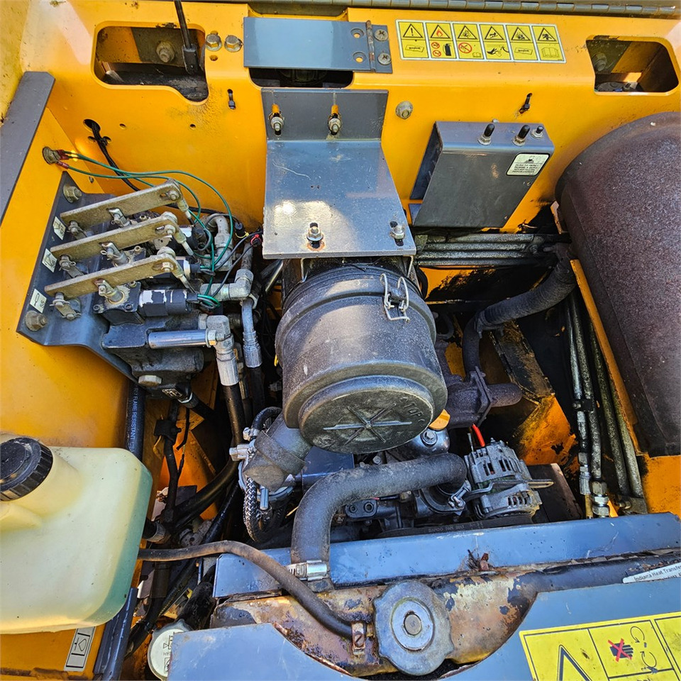 Skid steer loader Bobcat Mustang 2044: picture 25