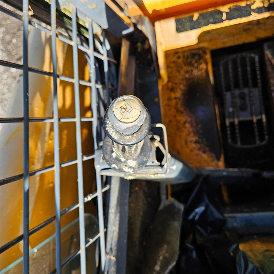 Skid steer loader Bobcat Mustang 2044: picture 16