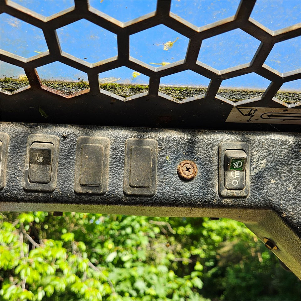 Skid steer loader Bobcat Mustang 2044: picture 26