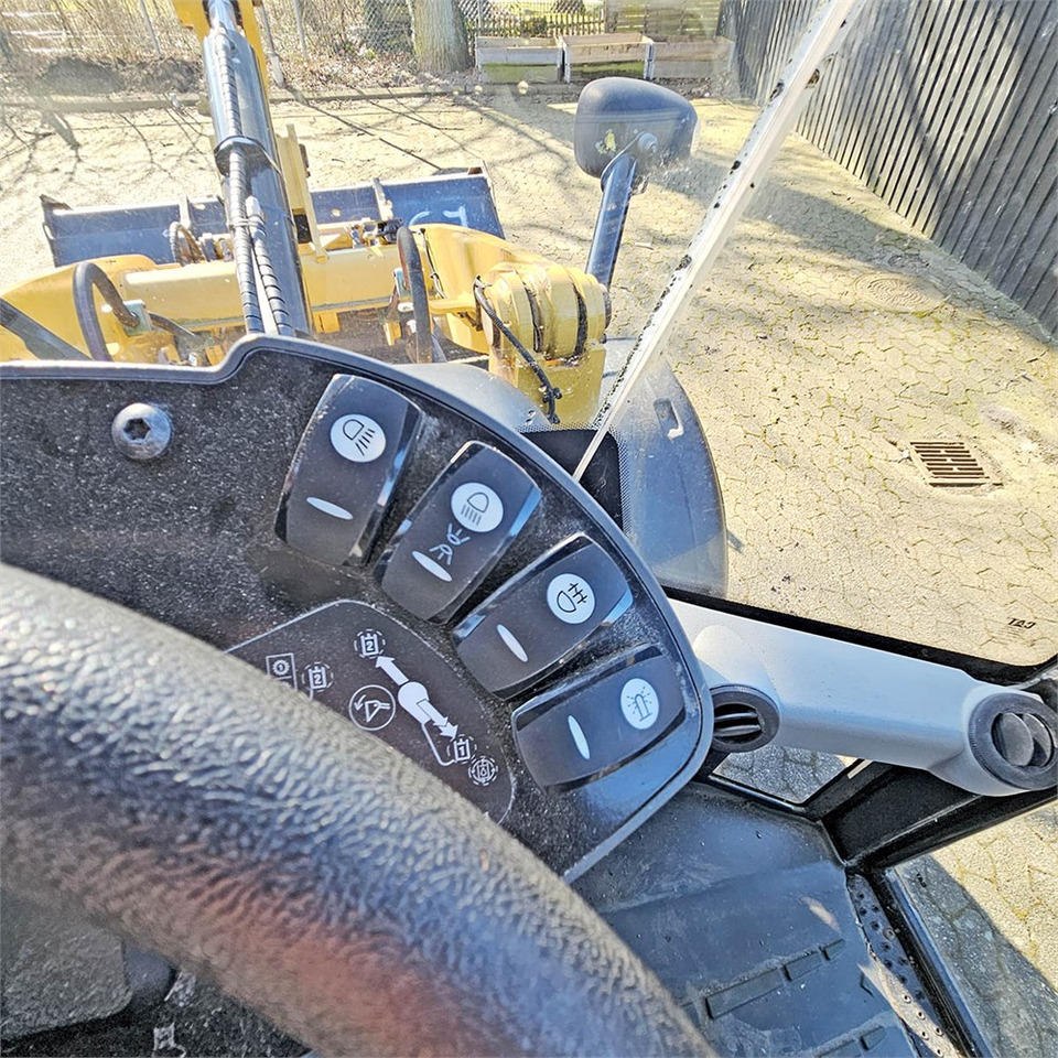 Wheel loader Caterpillar 908 H2: picture 15