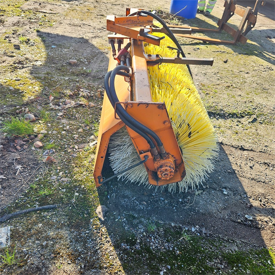 HWH HF 1A 1500 - Broom: picture 3 HWH HF 1A 1500 - Broom: picture 3