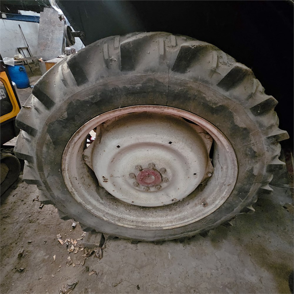 Farm tractor IH 485 XL: picture 38