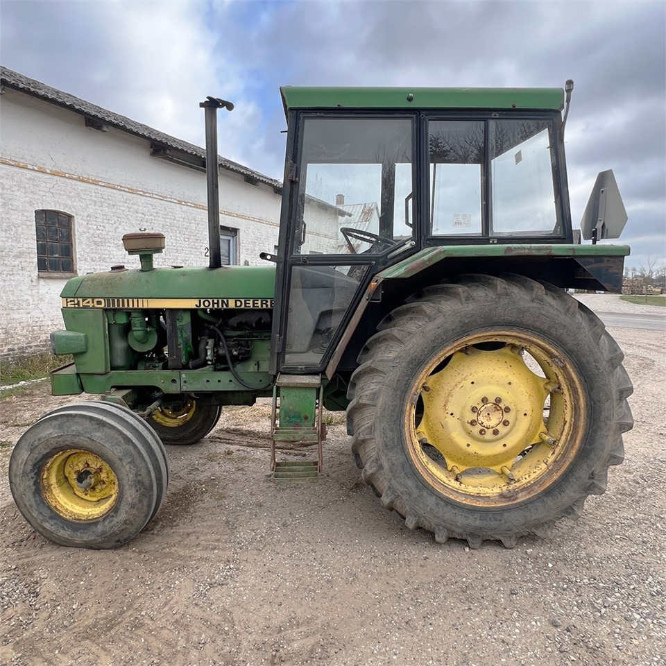 John Deere 2140 - Farm tractor: picture 2 John Deere 2140 - Farm tractor: picture 2