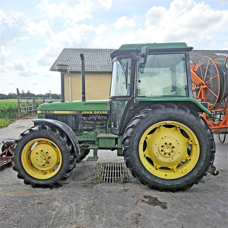 John Deere 2850 MFWD - Farm tractor: picture 5 John Deere 2850 MFWD - Farm tractor: picture 5