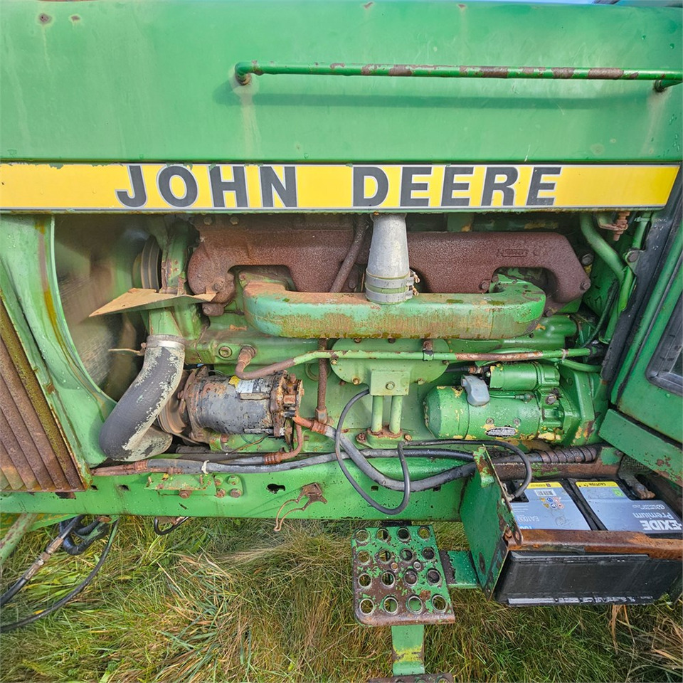 Farm tractor John Deere 4240: picture 26