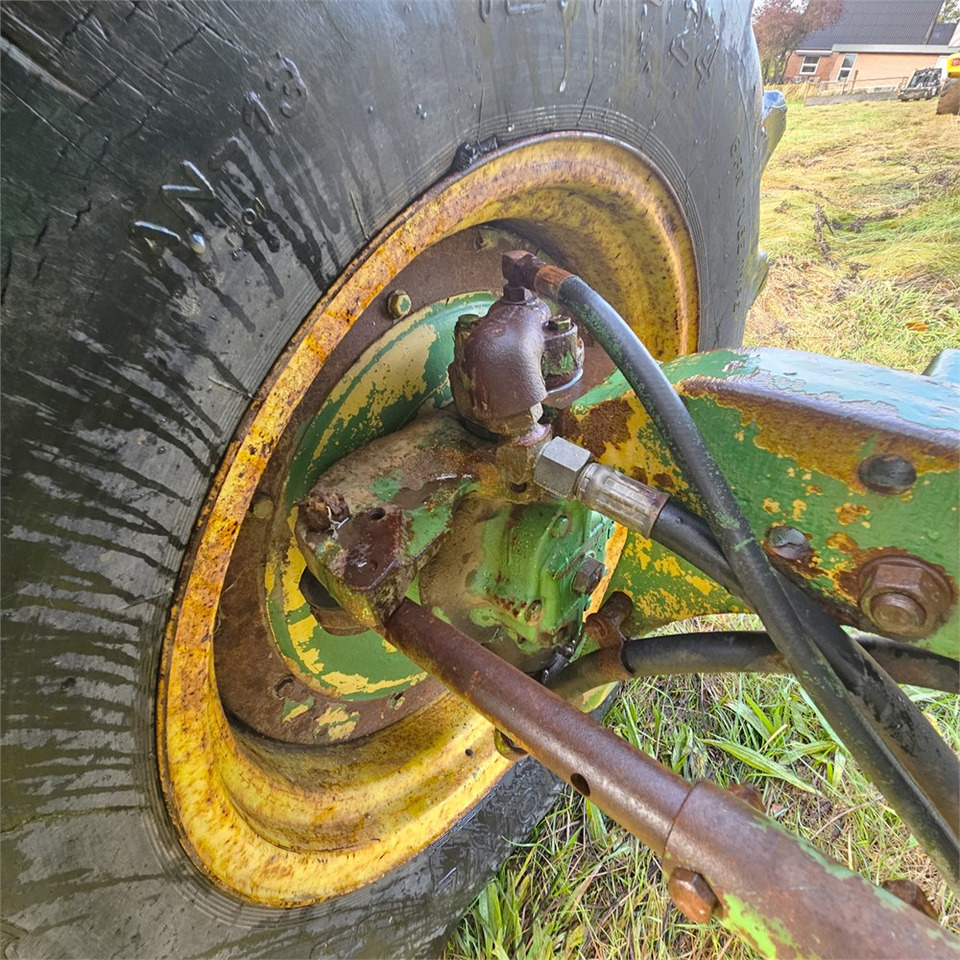 Farm tractor John Deere 4240: picture 35