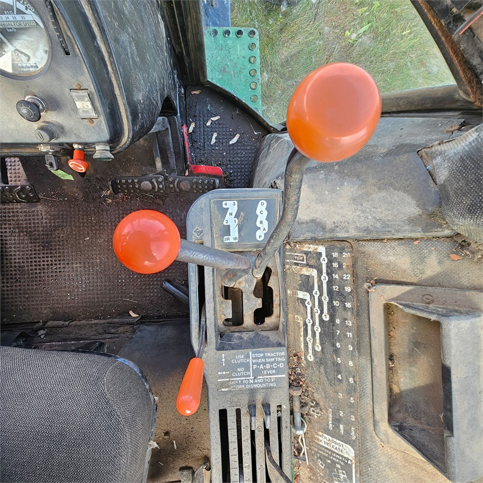 Farm tractor John Deere 4240: picture 13