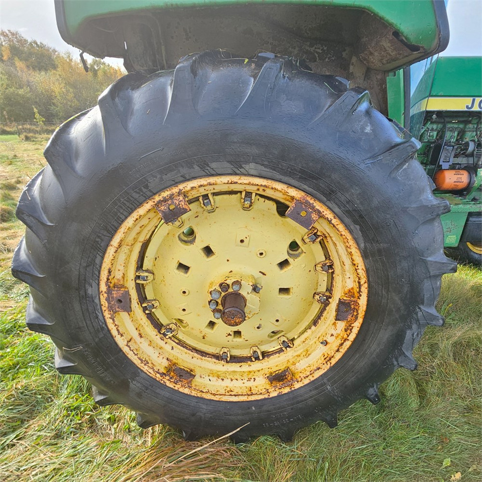 Farm tractor John Deere 4240: picture 39