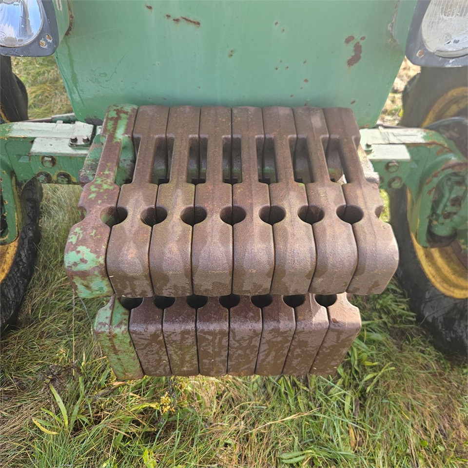 Farm tractor John Deere 4240: picture 25