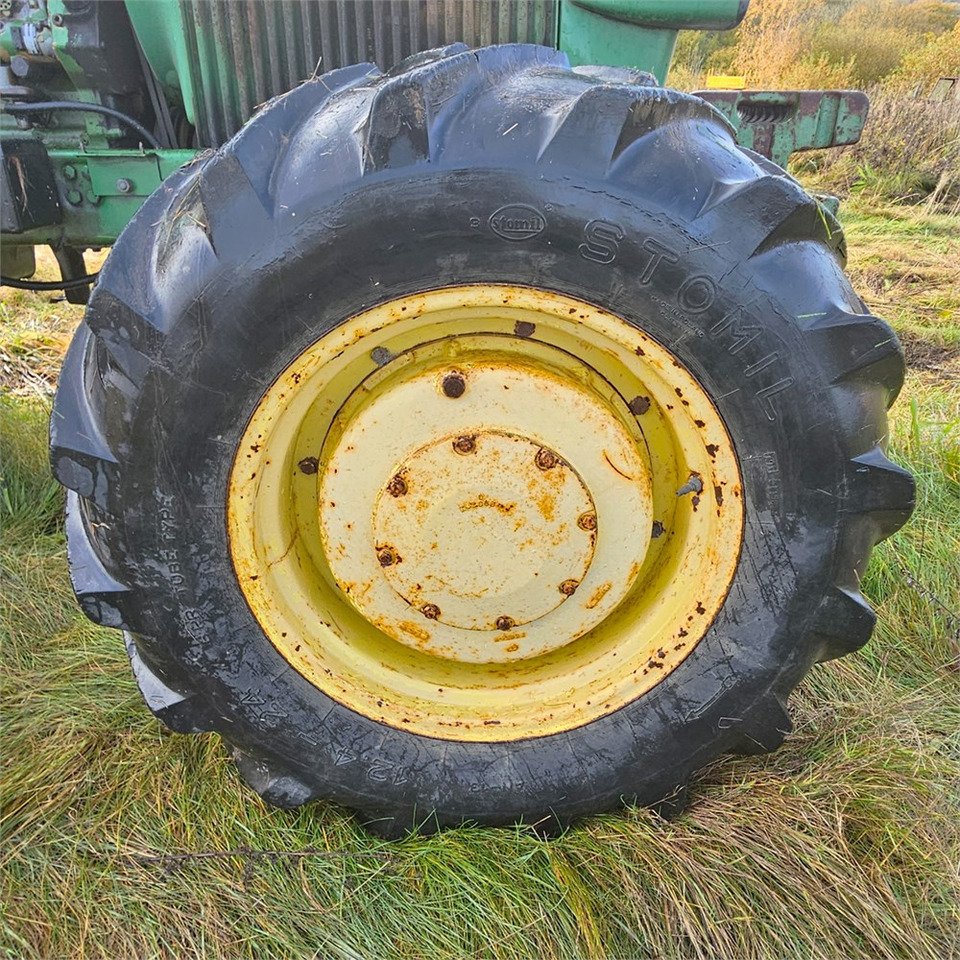 Farm tractor John Deere 4240: picture 38
