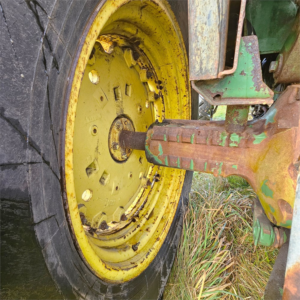 Farm tractor John Deere 4240: picture 32