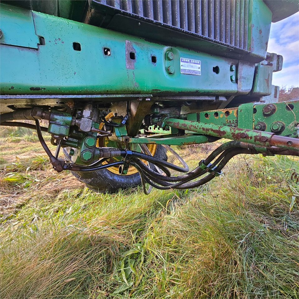 Farm tractor John Deere 4240: picture 29