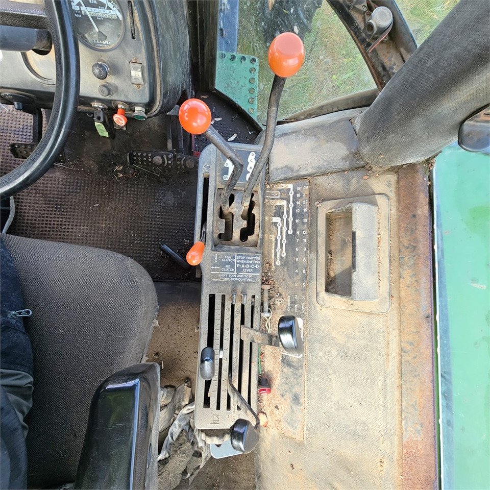 Farm tractor John Deere 4240: picture 12