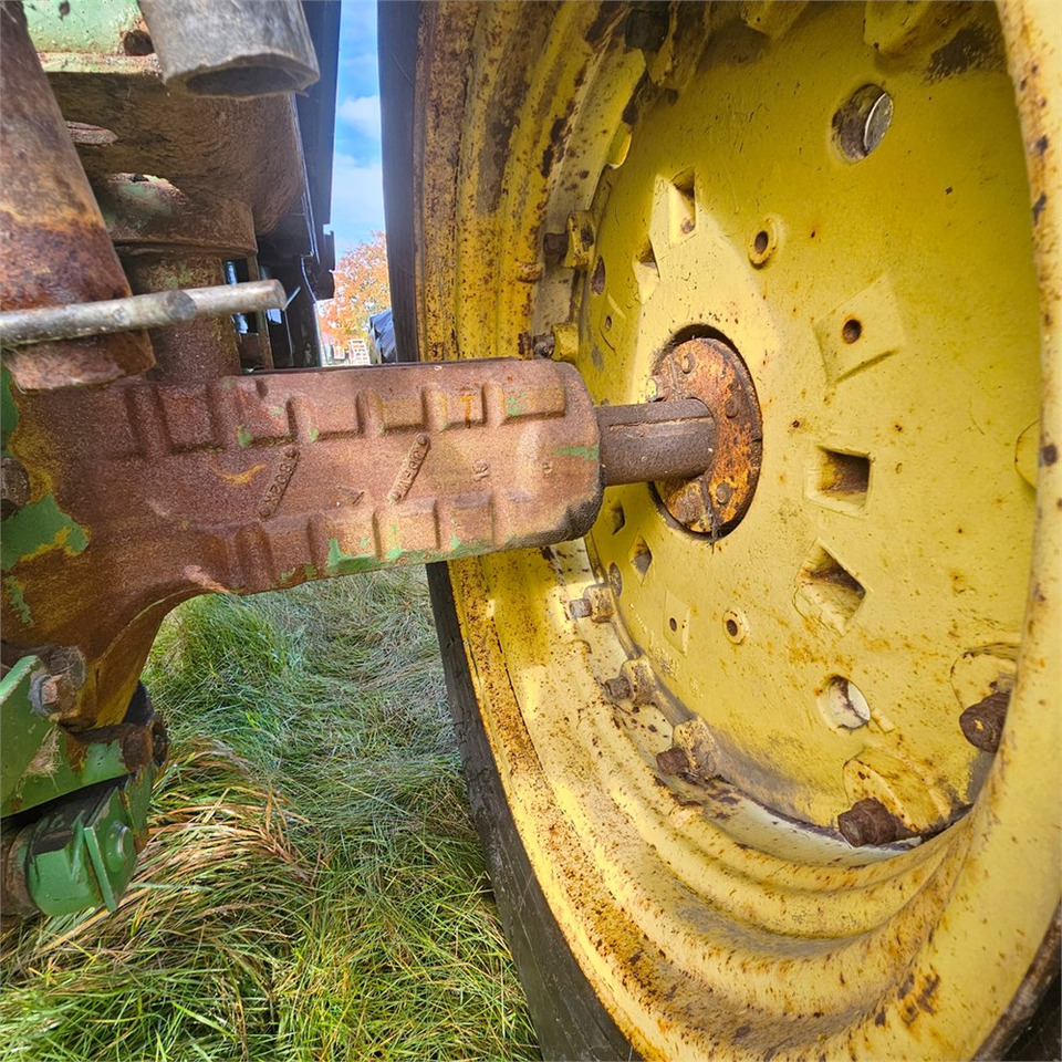 Farm tractor John Deere 4240: picture 33
