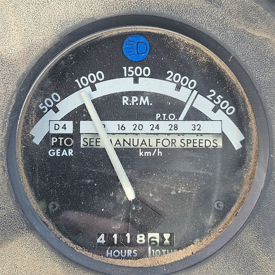 Farm tractor John Deere 4240: picture 17