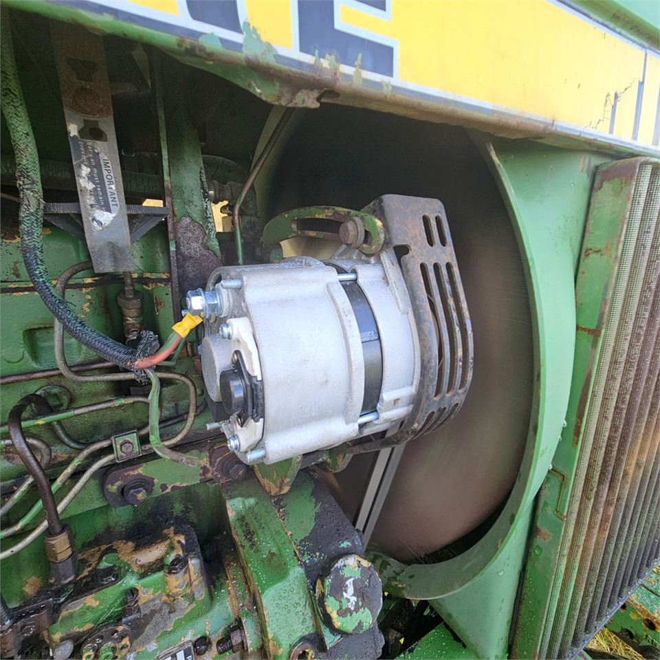 Farm tractor John Deere 4240: picture 28