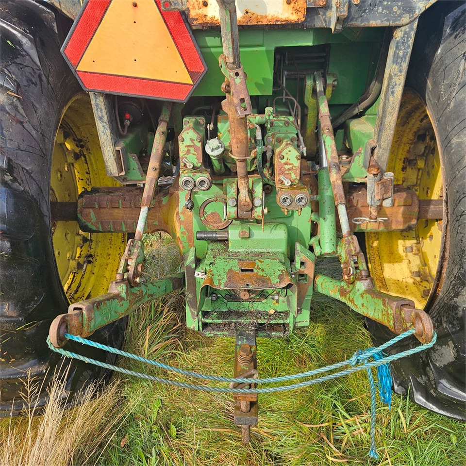Farm tractor John Deere 4240: picture 23