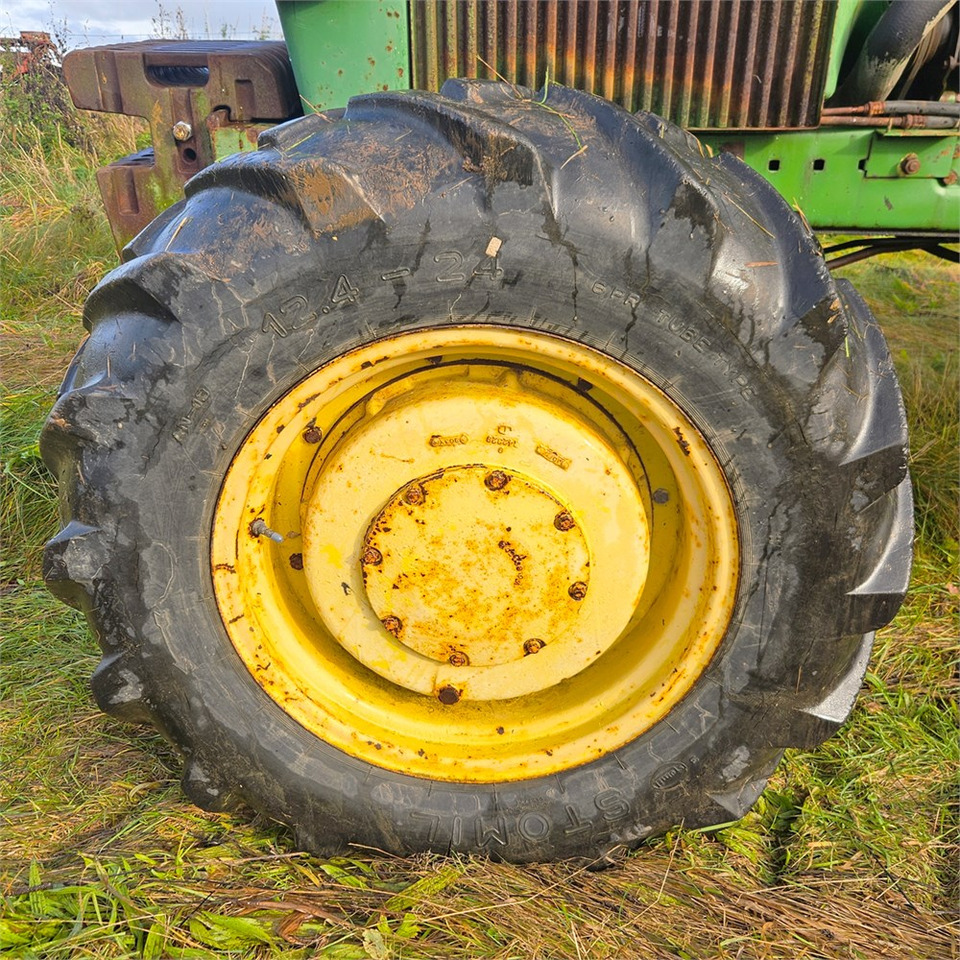 Farm tractor John Deere 4240: picture 36