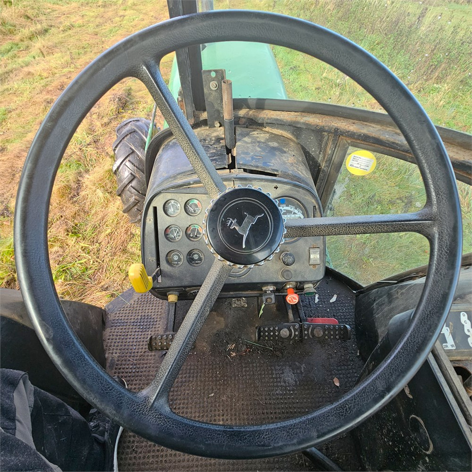 Farm tractor John Deere 4240: picture 15