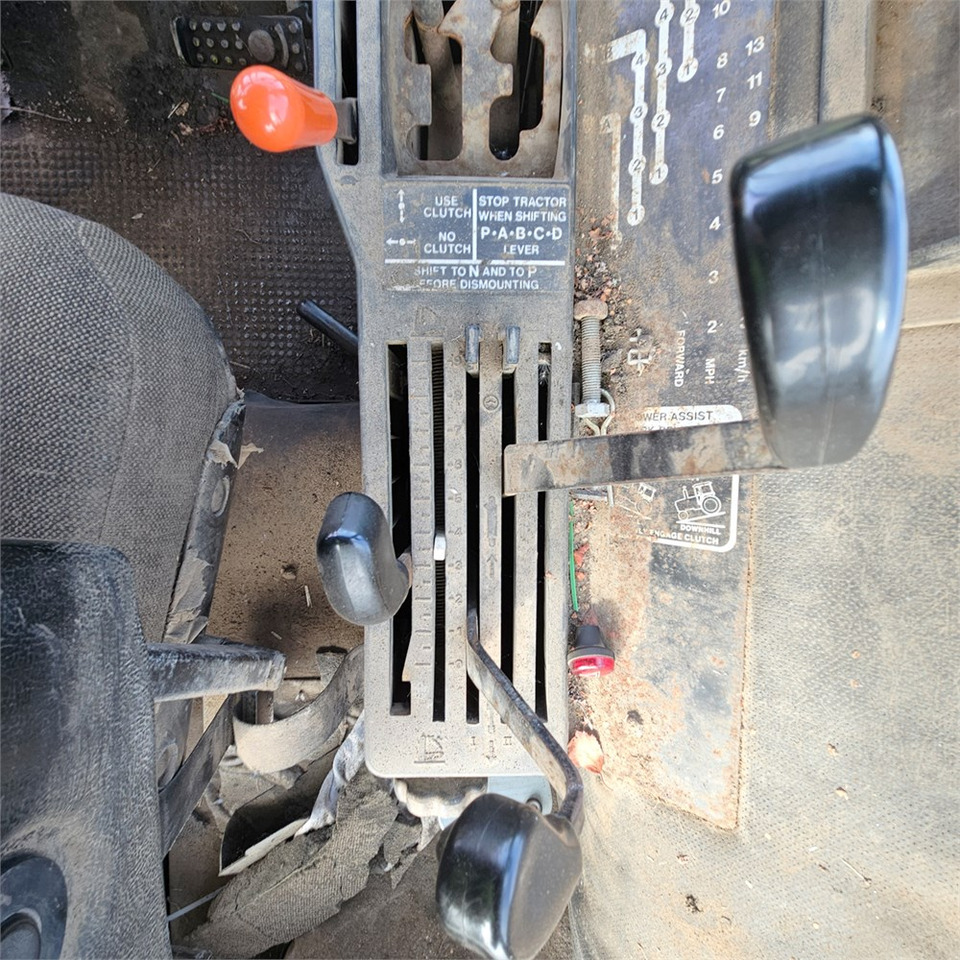 Farm tractor John Deere 4240: picture 14