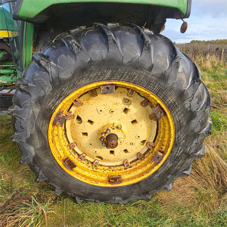 Farm tractor John Deere 4240: picture 37